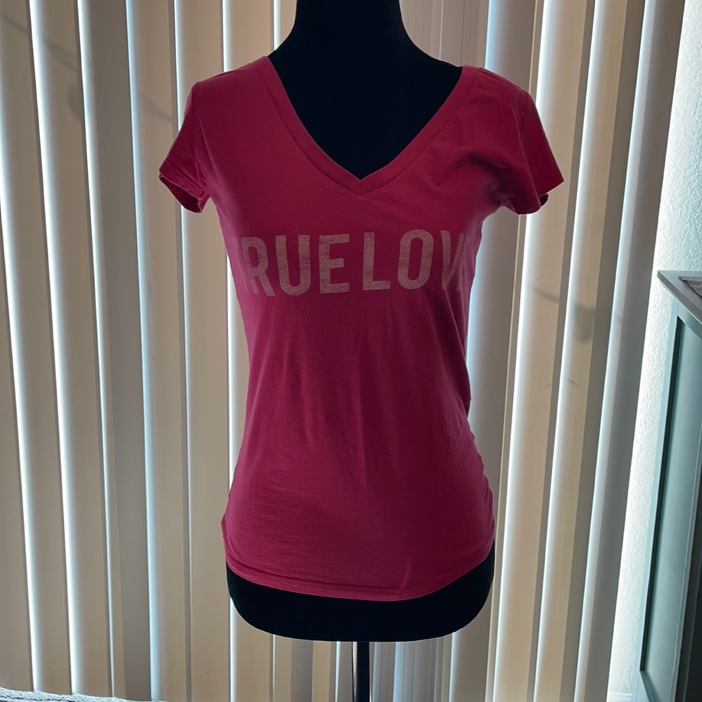 Hot pink Aeropostale graphic tee!